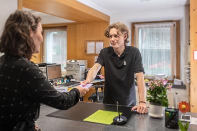 Der Lernende gibt einer Touristin Auskunft